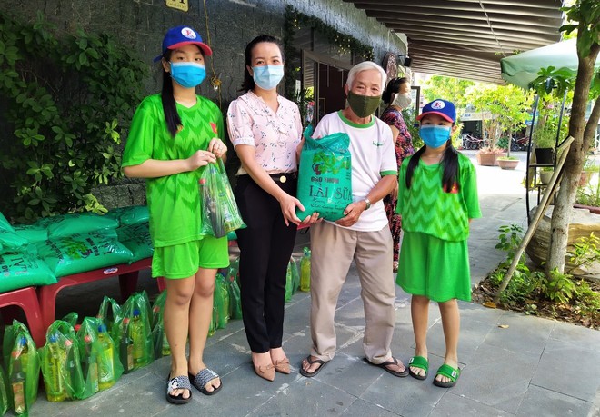 Theo chân “biệt đội nhí” đẩy xe tự chế đi "xin" rác tài nguyên ở Đà Nẵng - Ảnh 15.