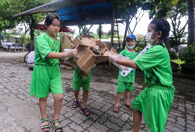 Theo chân “biệt đội nhí” đẩy xe tự chế đi xin rác tài nguyên ở Đà Nẵng - Ảnh 6.