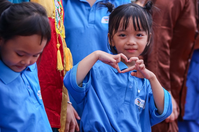 X&uacute;c động ng&agrave;y về nh&agrave; mới của 200 học sinh mồ c&ocirc;i v&igrave; Covid-19 - Ảnh 2.