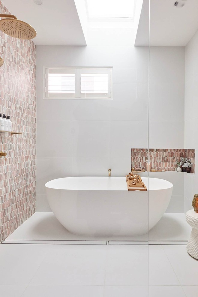 Tha hồ gom nhặt ý tưởng cho căn phòng tắm gia đình với những thiết kế ấn tượng - Ảnh 1.