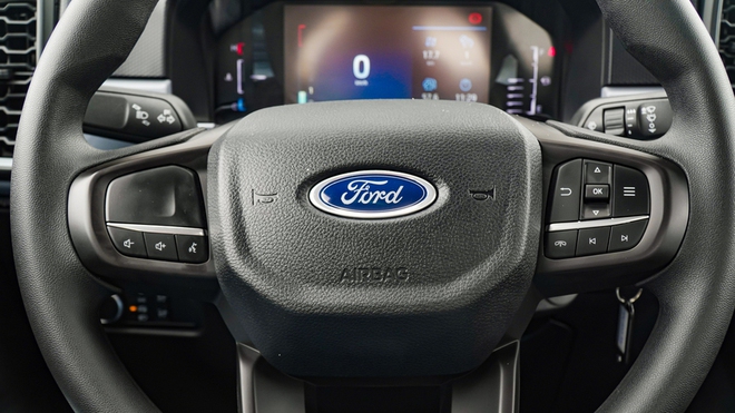 Ảnh thực tế Ford Ranger 2023 bản tiêu chuẩn tại VN: Giá 659 triệu đồng, hộp số sàn nhưng vẫn nhiều công nghệ - Ảnh 10.