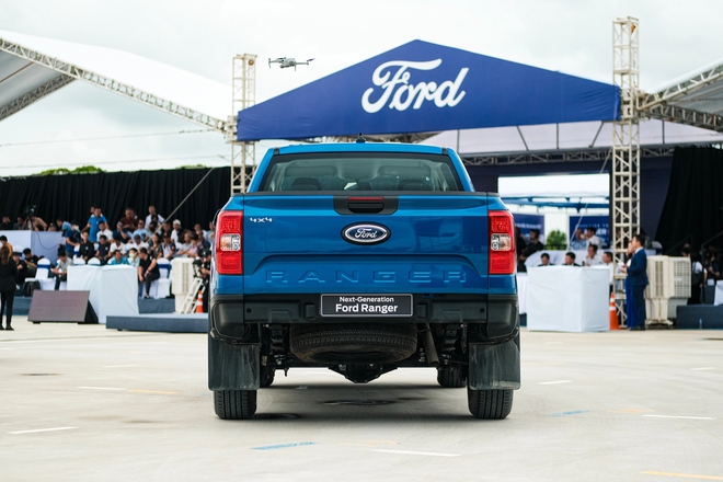 Ảnh thực tế Ford Ranger 2023 bản tiêu chuẩn tại VN: Giá 659 triệu đồng, hộp số sàn nhưng vẫn nhiều công nghệ - Ảnh 7.