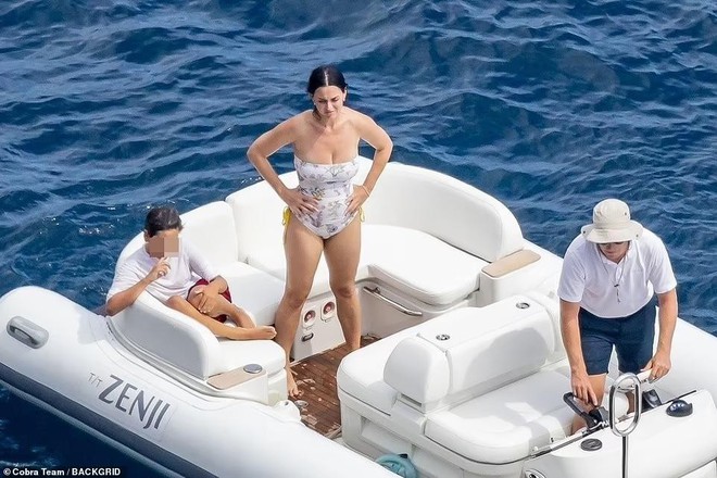 Katy Perry và Orlando Bloom khóa môi ngọt ngào ở biển - Ảnh 7.