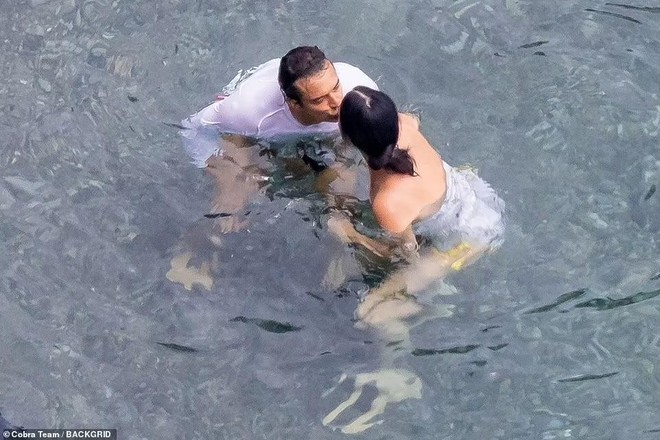 Katy Perry và Orlando Bloom khóa môi ngọt ngào ở biển - Ảnh 4.