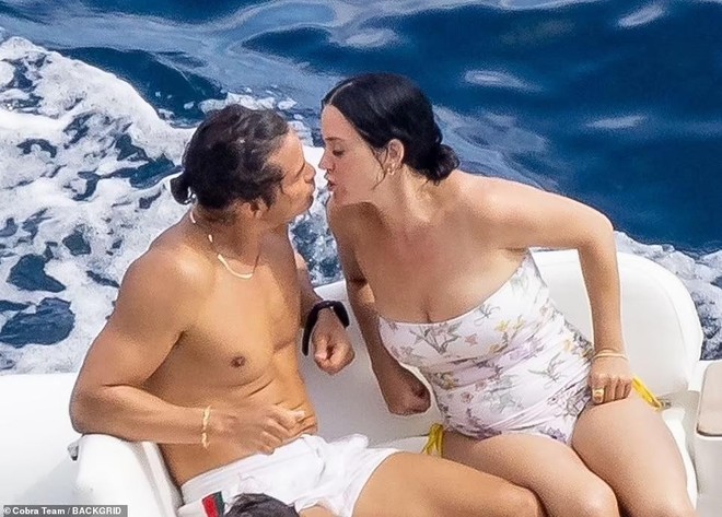 Katy Perry và Orlando Bloom khóa môi ngọt ngào ở biển - Ảnh 5.