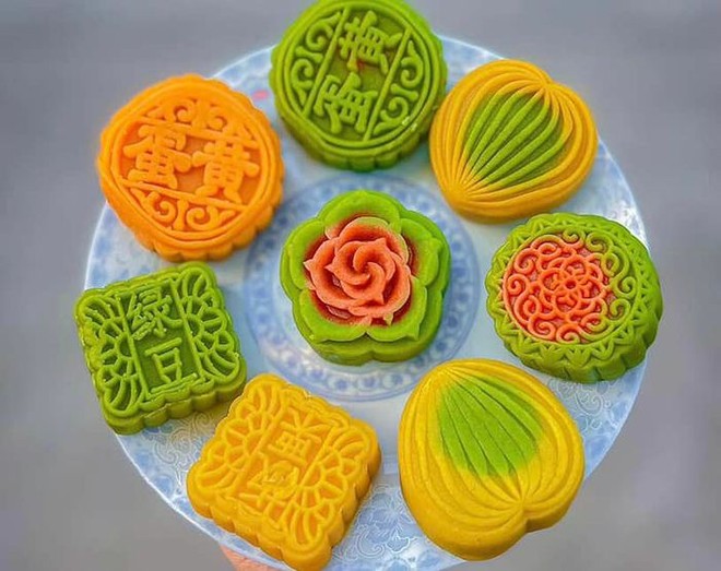 B&aacute;nh Trung thu mini gi&aacute; 4.000 đồng, hạn d&ugrave;ng 4 th&aacute;ng b&aacute;n tr&agrave;n lan - Ảnh 1.