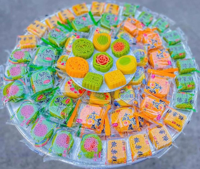 B&aacute;nh Trung thu mini gi&aacute; 4.000 đồng, hạn d&ugrave;ng 4 th&aacute;ng b&aacute;n tr&agrave;n lan - Ảnh 2.