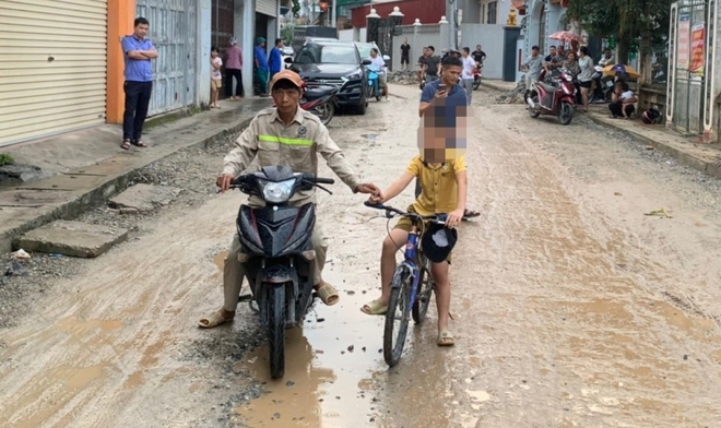 Bắt đối tượng bịt mặt cướp tiền của học sinh giữa đường - Ảnh 1.