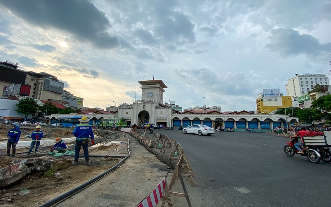 Metro số 1 tháo dỡ rào chắn cuối cùng trước chợ Bến Thành, người dân thuận tiện đi lại dịp Lễ 2/9 - Ảnh 1.