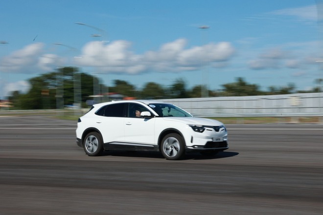 VinFast trình diễn công nghệ trợ lái nâng cao: Buông vô lăng ở 120km/h, xe tự đánh lái - Ảnh 1.