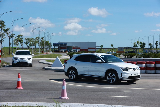 VinFast trình diễn công nghệ trợ lái nâng cao: Buông vô lăng ở 120km/h, xe tự đánh lái - Ảnh 2.