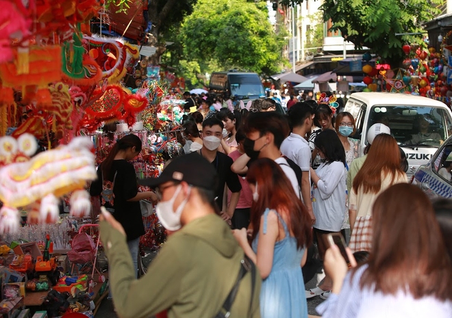 Hà Nội: Phố Hàng Mã chật kín người đổ về vui chơi trước Trung thu, trẻ em được người lớn kiệu rước đèn ông sao - Ảnh 4.