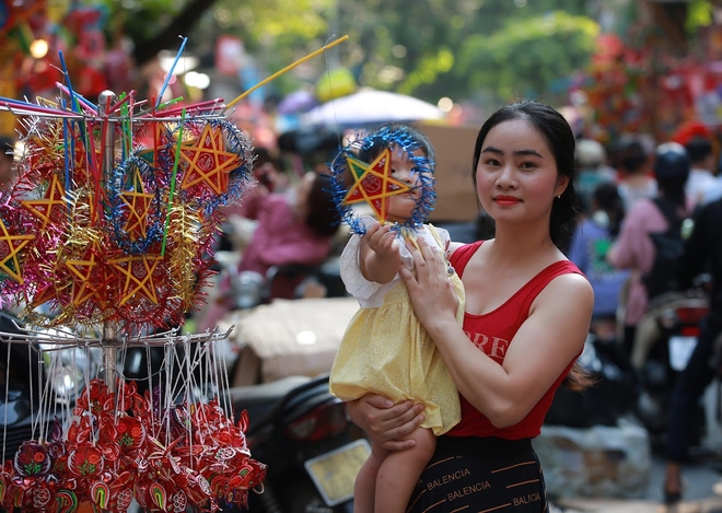 Hà Nội: Phố Hàng Mã chật kín người đổ về vui chơi trước Trung thu, trẻ em được người lớn kiệu rước đèn ông sao - Ảnh 6.