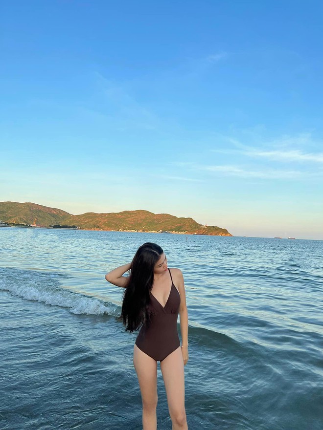 &Aacute; hậu Ngọc Thảo, Hoa hậu Diễm Hương đọ d&aacute;ng n&oacute;ng bỏng với &aacute;o tắm - Ảnh 2.