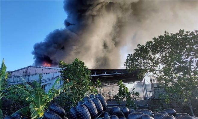 Cháy lớn thiêu rụi một cơ sở sản xuất nhựa ở Quảng Ninh - Ảnh 1.