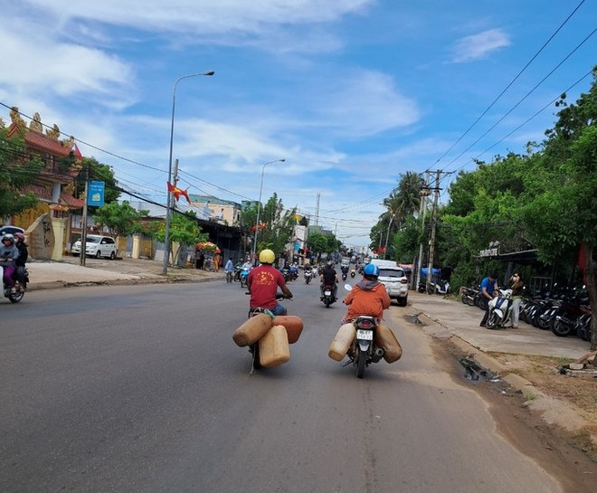 Ngư dân tất tả mang từng can mua dầu để ra khơi, cây xăng lắc đầu báo đứt hàng - Ảnh 2.