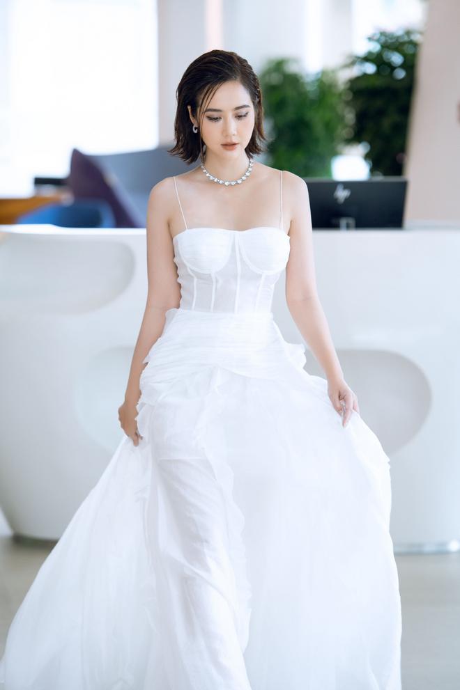 Phan Minh Huyền khoe vai trần quyến rũ với đầm trắng tinh kh&ocirc;i - Ảnh 1.