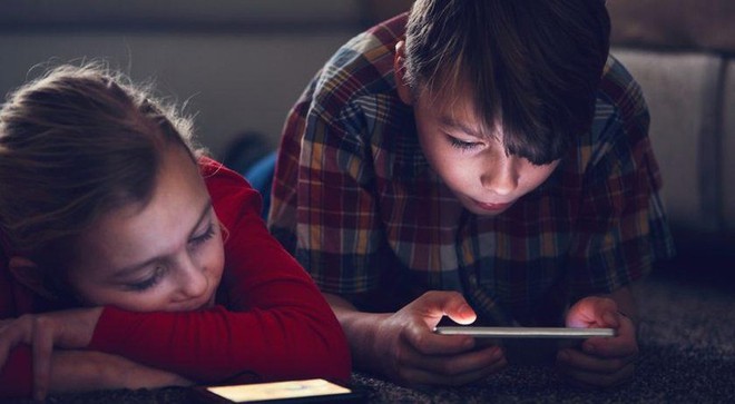 Trẻ em sử dụng mạng xã hội: Cần tăng cường vai trò giám sát, hướng dẫn của gia đình và trường học - Ảnh 1.