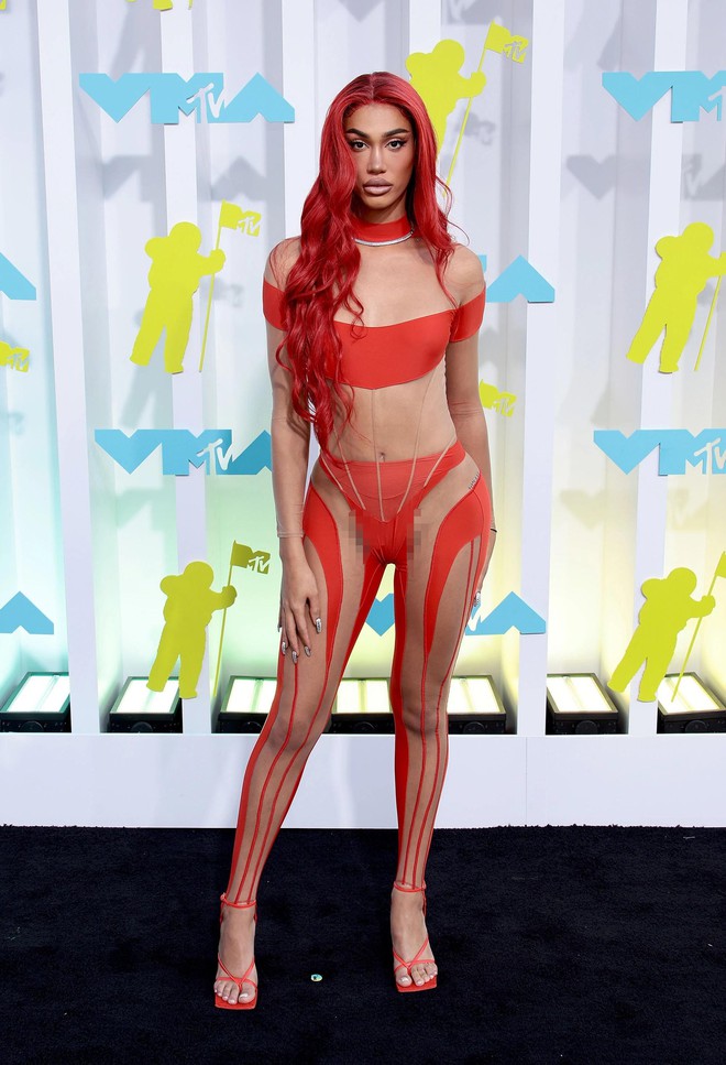 Nữ rocker để lộ một bên ngực trần tại MTV Video Music Awards 2022 - Ảnh 15.