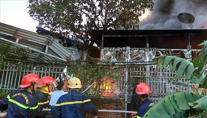 Cháy lớn thiêu rụi một cơ sở sản xuất nhựa ở Quảng Ninh - Ảnh 3.