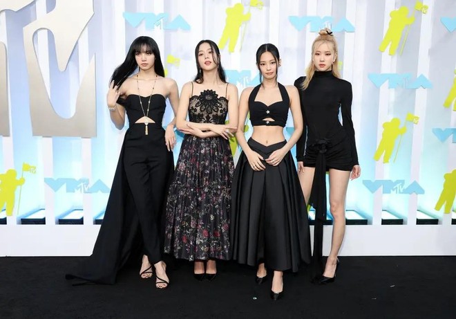 Nữ rocker để lộ một bên ngực trần tại MTV Video Music Awards 2022 - Ảnh 6.