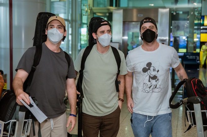 Nhóm nhạc quốc tế The Moffatts chính thức đặt chân đến Việt Nam, đội nón lá thân thiện giao lưu với người hâm mộ - Ảnh 9.
