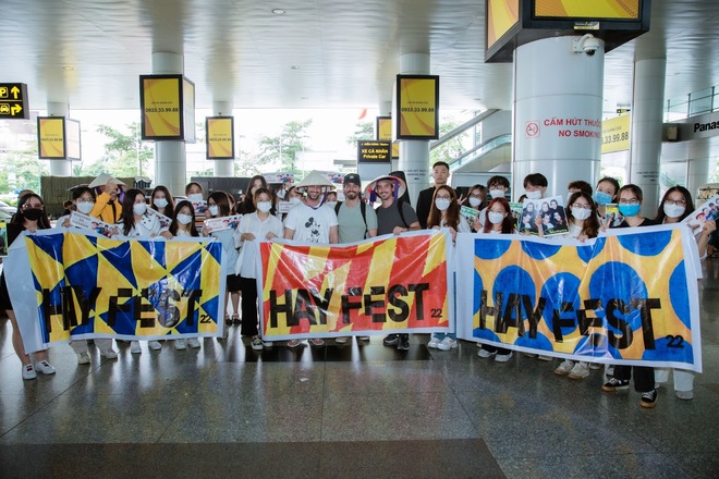 Nhóm nhạc quốc tế The Moffatts chính thức đặt chân đến Việt Nam, đội nón lá thân thiện giao lưu với người hâm mộ - Ảnh 17.