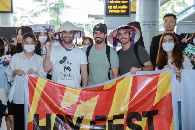 Nhóm nhạc quốc tế The Moffatts chính thức đặt chân đến Việt Nam, đội nón lá thân thiện giao lưu với người hâm mộ - Ảnh 15.