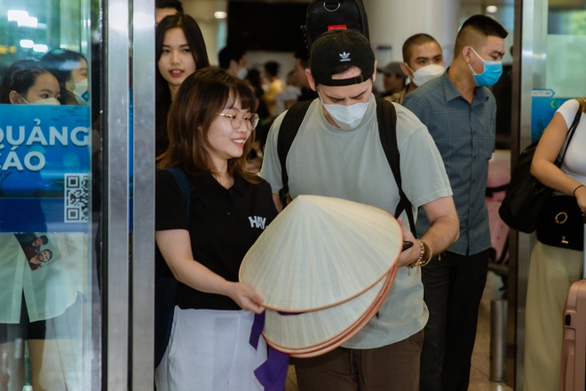 Nhóm nhạc quốc tế The Moffatts chính thức đặt chân đến Việt Nam, đội nón lá thân thiện giao lưu với người hâm mộ - Ảnh 14.