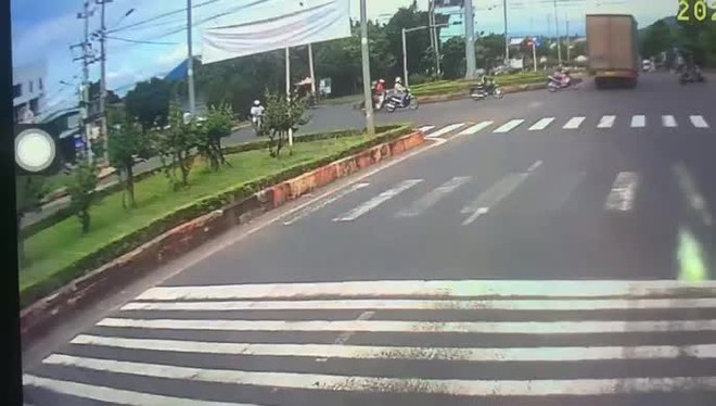 CLIP: Lạnh sống lưng với xe tải vượt đ&egrave;n đỏ lao vun v&uacute;t giữa d&ograve;ng người - Ảnh 1.