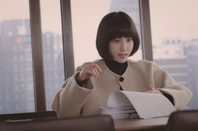 Nữ luật sư kỳ lạ Woo Young Woo t&aacute;i chiếm ng&ocirc;i đầu tr&ecirc;n Netflix - Ảnh 1.