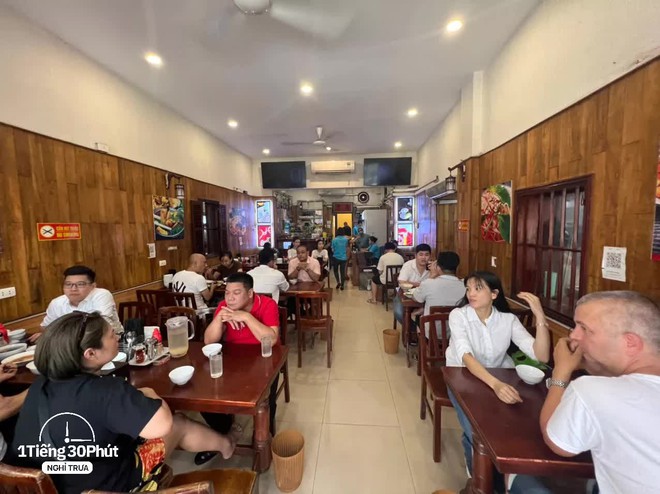 Hàng cơm trưa ở phố cổ Hà Nội toàn phục vụ “dân công sở hạng sang”, đến người nước ngoài cũng biết và tần suất ăn chung cùng người nổi tiếng rất cao - Ảnh 10.