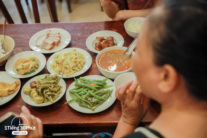 Hàng cơm trưa ở phố cổ Hà Nội toàn phục vụ “dân công sở hạng sang”, đến người nước ngoài cũng biết và tần suất ăn chung cùng người nổi tiếng rất cao - Ảnh 13.