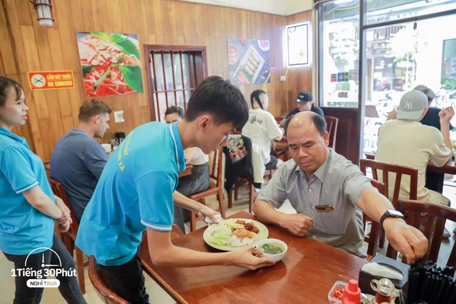 Hàng cơm trưa ở phố cổ Hà Nội toàn phục vụ “dân công sở hạng sang”, đến người nước ngoài cũng biết và tần suất ăn chung cùng người nổi tiếng rất cao - Ảnh 14.