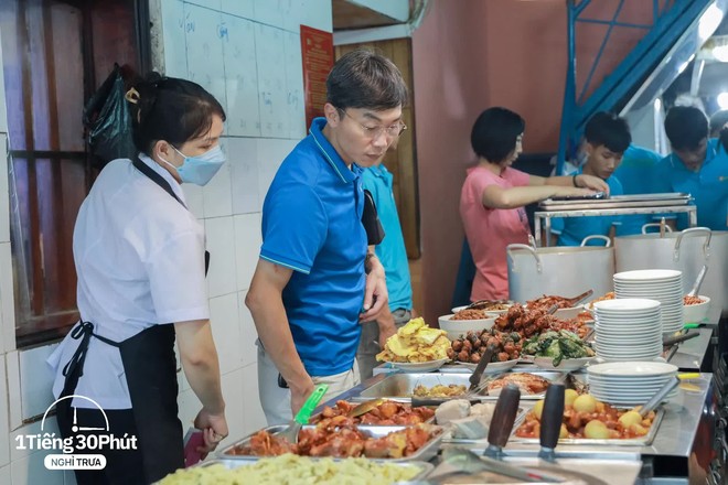 Hàng cơm trưa ở phố cổ Hà Nội toàn phục vụ “dân công sở hạng sang”, đến người nước ngoài cũng biết và tần suất ăn chung cùng người nổi tiếng rất cao - Ảnh 15.