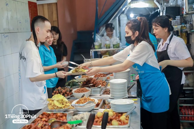 Hàng cơm trưa ở phố cổ Hà Nội toàn phục vụ “dân công sở hạng sang”, đến người nước ngoài cũng biết và tần suất ăn chung cùng người nổi tiếng rất cao - Ảnh 16.
