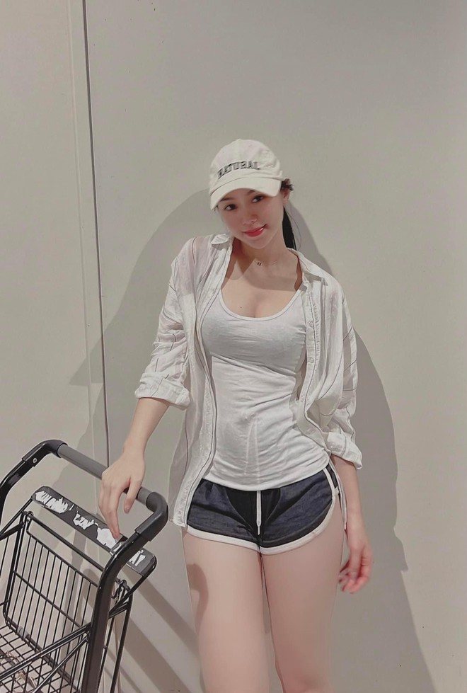 Nhan sắc đời thực gợi cảm của ba mỹ nh&acirc;n Ga-ra Hạnh Ph&uacute;c - Ảnh 8.