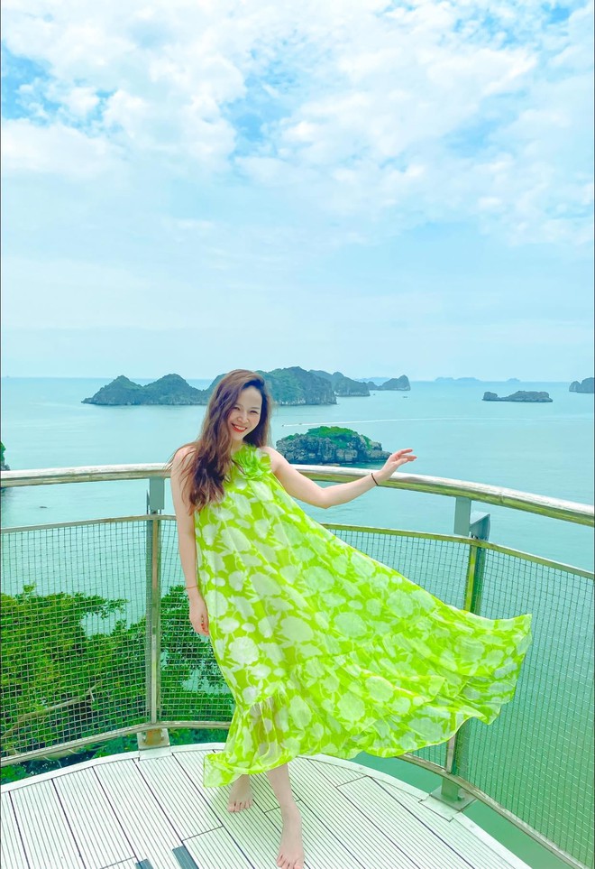 Nhan sắc đời thực gợi cảm của ba mỹ nh&acirc;n Ga-ra Hạnh Ph&uacute;c - Ảnh 4.