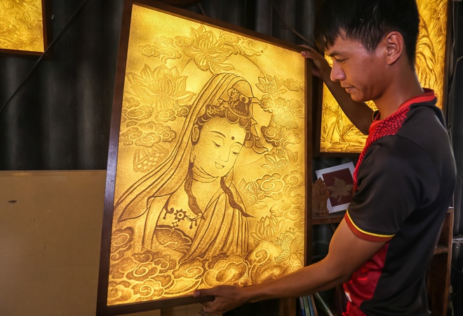 Dùng bẹ dừa làm giấy, xịt nước để vẽ tranh xuyên sáng bán với giá hàng chục triệu đồng - Ảnh 2.