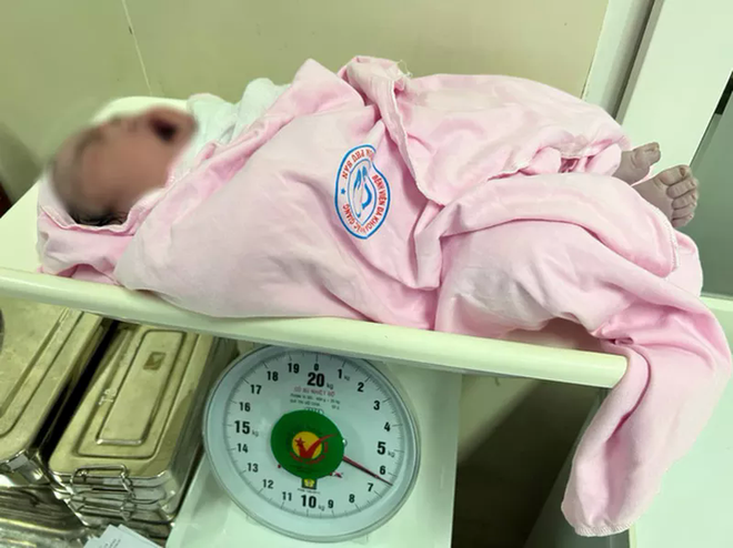 Bé gái sơ sinh chào đời với cân nặng 6,2 kg - Ảnh 1.