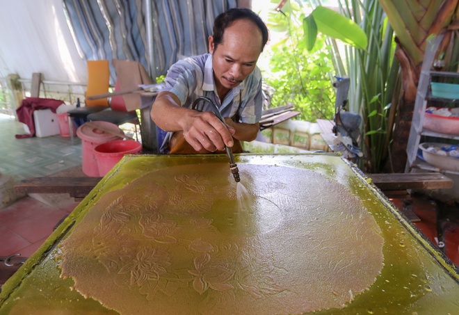 Dùng bẹ dừa làm giấy, xịt nước để vẽ tranh xuyên sáng bán với giá hàng chục triệu đồng - Ảnh 13.