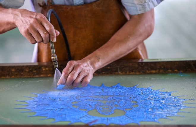 Dùng bẹ dừa làm giấy, xịt nước để vẽ tranh xuyên sáng bán với giá hàng chục triệu đồng - Ảnh 14.