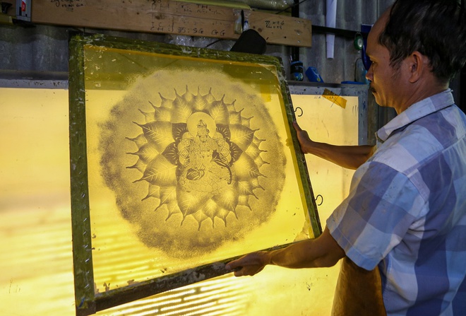 Dùng bẹ dừa làm giấy, xịt nước để vẽ tranh xuyên sáng bán với giá hàng chục triệu đồng - Ảnh 16.
