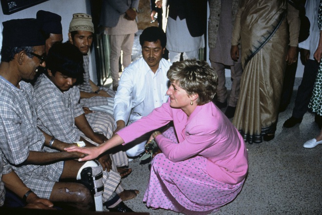 Kỷ niệm 25 năm ng&agrave;y mất C&ocirc;ng nương Diana: Loạt khoảnh khắc đặc biệt chưa từng thấy trong cuộc đời của huyền thoại bất tử - Ảnh 18.