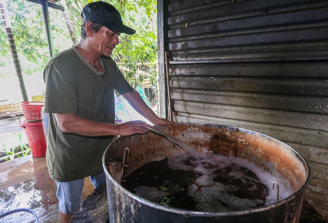 Dùng bẹ dừa làm giấy, xịt nước để vẽ tranh xuyên sáng bán với giá hàng chục triệu đồng - Ảnh 5.