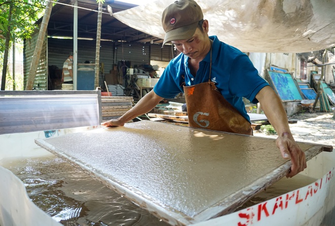 Dùng bẹ dừa làm giấy, xịt nước để vẽ tranh xuyên sáng bán với giá hàng chục triệu đồng - Ảnh 7.