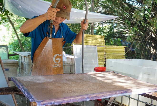 Dùng bẹ dừa làm giấy, xịt nước để vẽ tranh xuyên sáng bán với giá hàng chục triệu đồng - Ảnh 8.