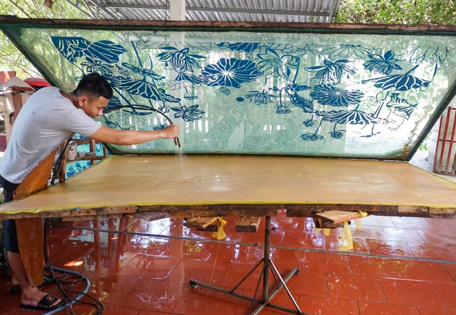 Dùng bẹ dừa làm giấy, xịt nước để vẽ tranh xuyên sáng bán với giá hàng chục triệu đồng - Ảnh 10.