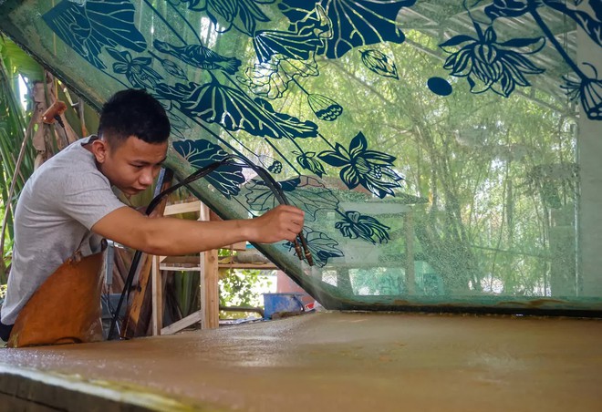 Dùng bẹ dừa làm giấy, xịt nước để vẽ tranh xuyên sáng bán với giá hàng chục triệu đồng - Ảnh 12.