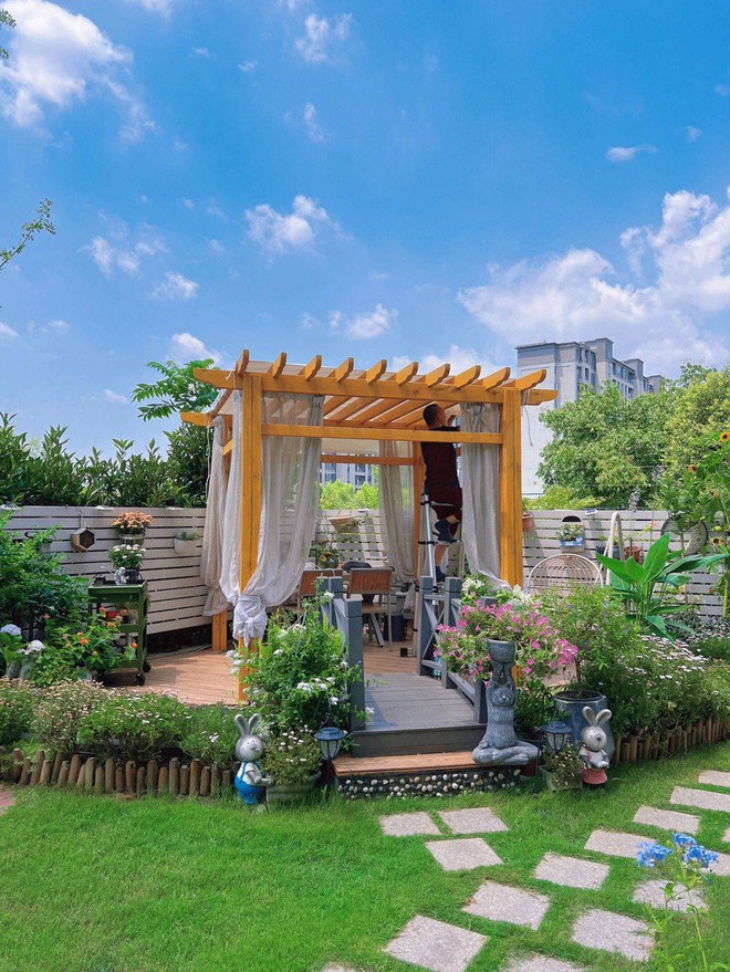B&agrave; mẹ trẻ sở hữu khu vườn 60m2 mỗi ng&agrave;y trồng hoa, nu&ocirc;i c&aacute; như đang nghỉ dưỡng tại gia - Ảnh 1.